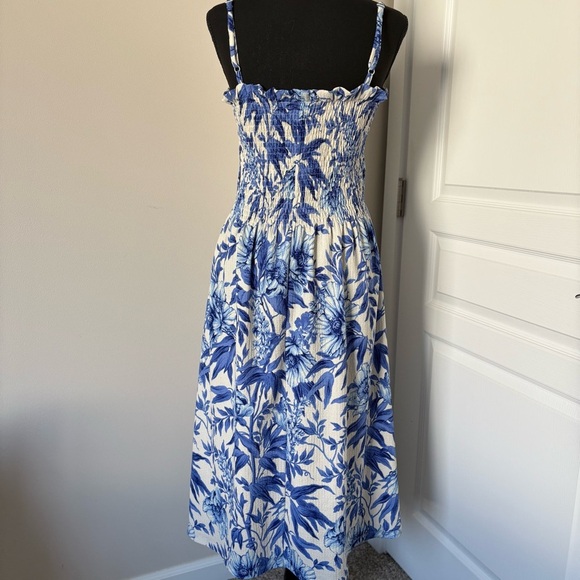 H&M Floral Print Smocked Waist Midi Dress in Blue and White - Picture 17 of 17